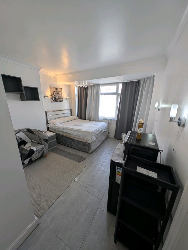 Photo 1: Double bedroom