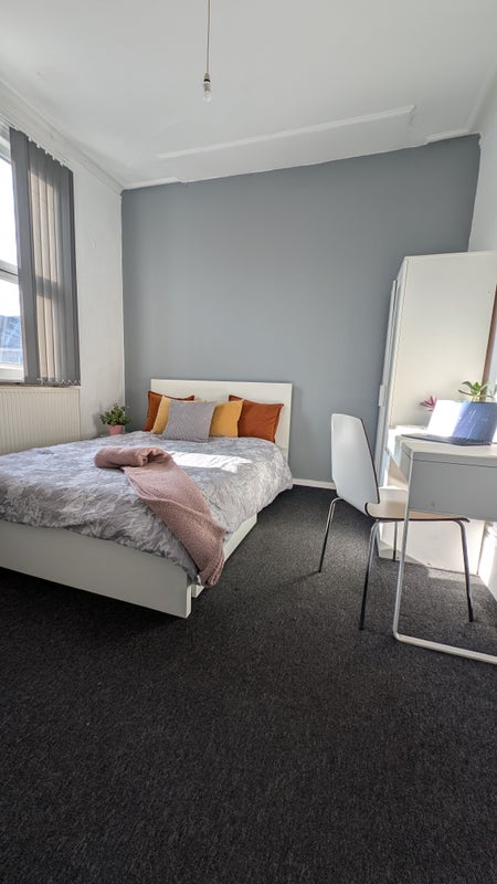 Photo 1: Room 4
