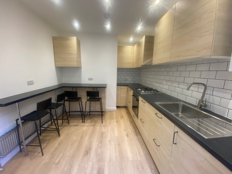 Photo 1: spacious modern kitchen