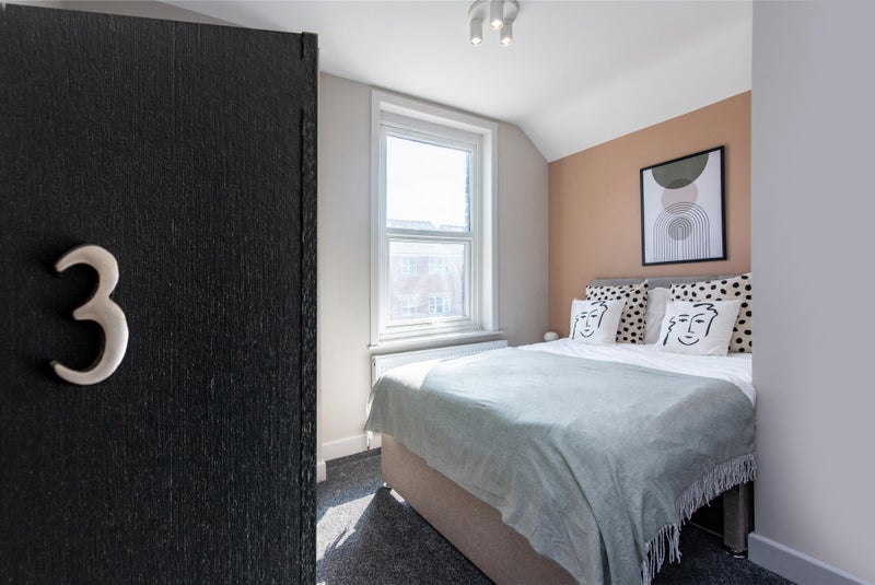 Photo 1: Room 3 - Ensuite