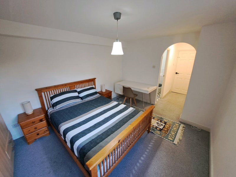 Photo 1: Ensuite