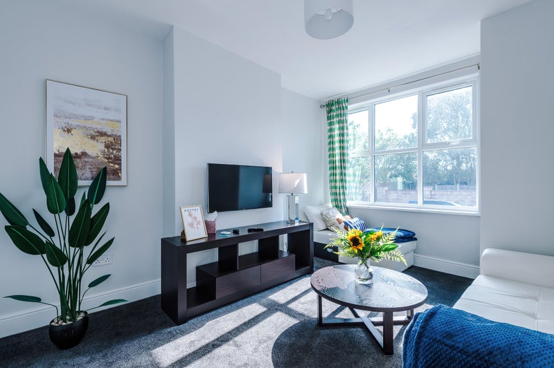 Photo 1: Spacious Living Room - with Sofa Bed