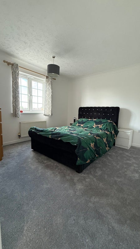 Photo 1: Room 1