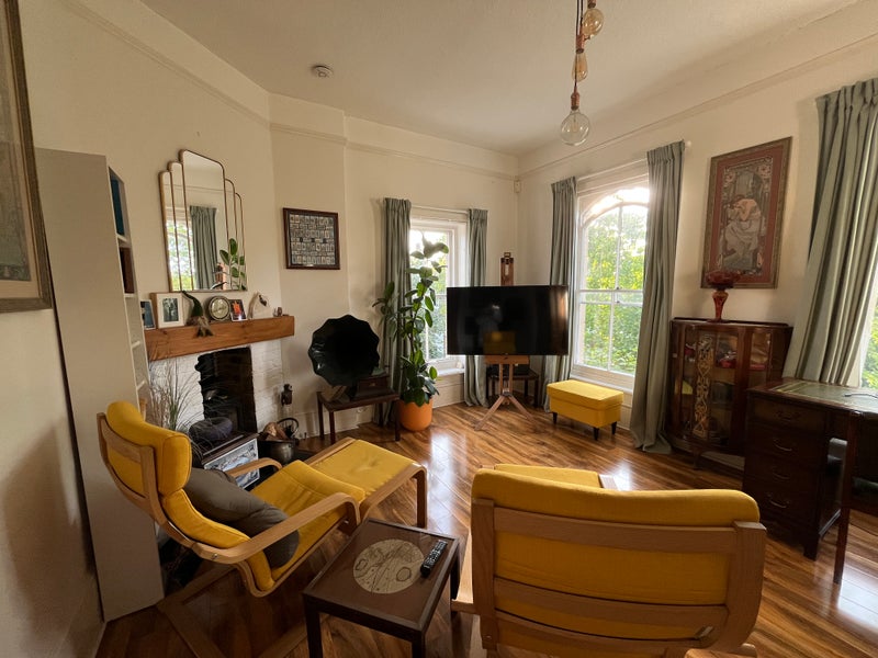 Photo 1: lounge