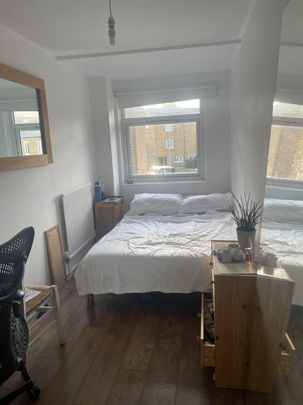 Photo 1: room available