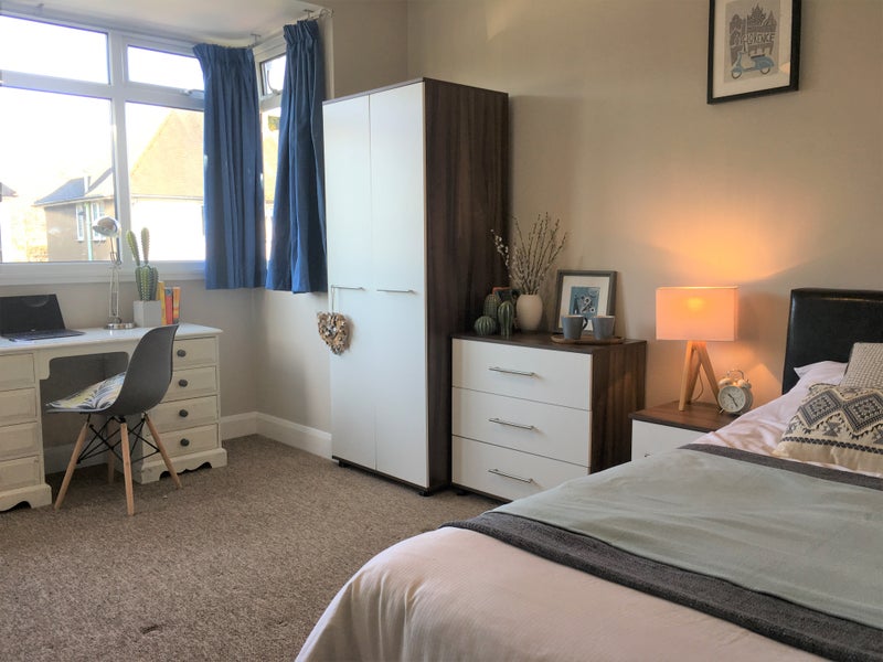 Photo 1: Large double room with bay window fast wifi and private ensuite