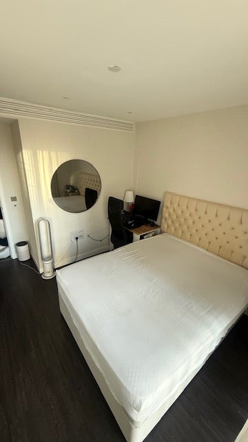Photo 1: Double bedroom