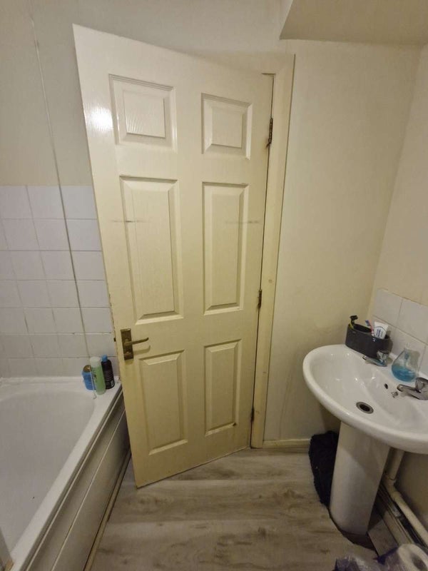 Photo 1: bathroom