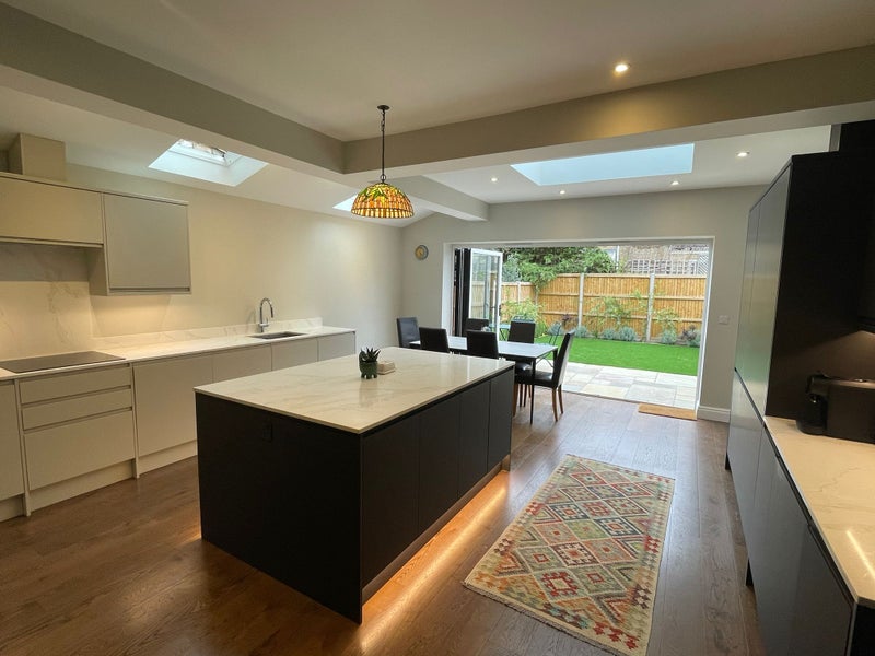 Photo 1: Kitchen/Garden