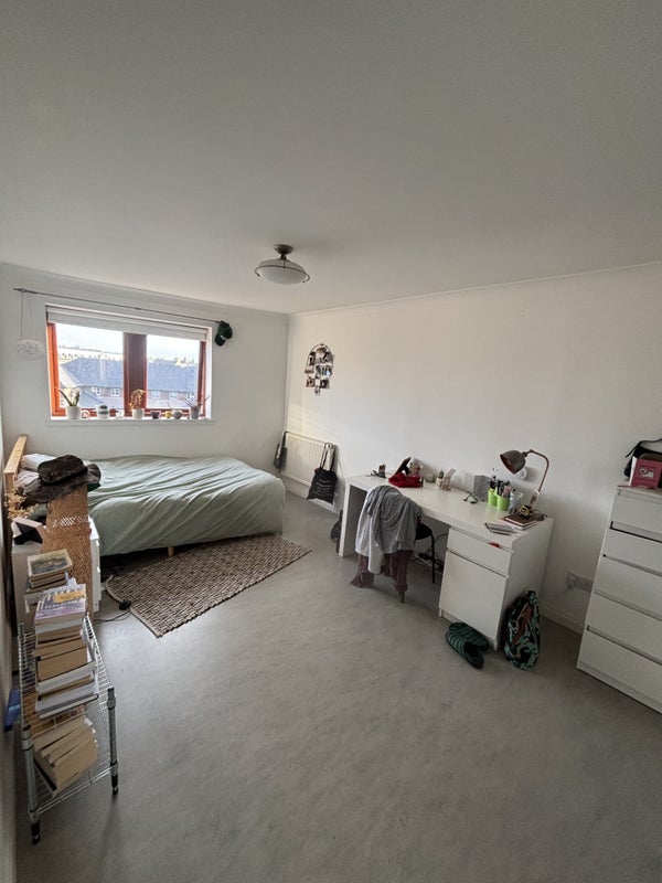 Photo 1: Available double bedroom 