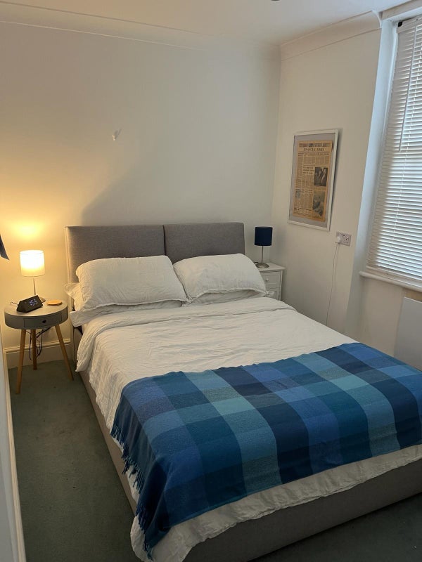 Photo 1: Double bedroom