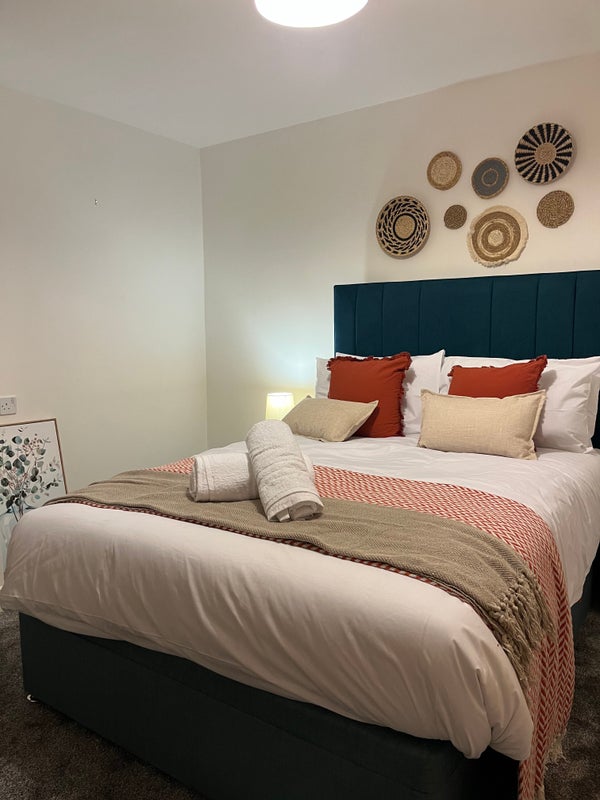 Photo 1: Bedroom 1
