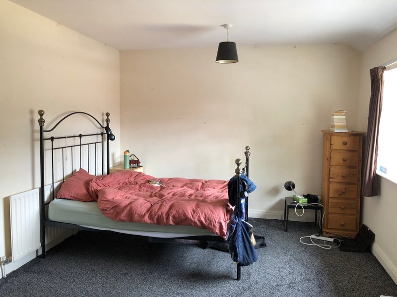 Photo 1: The spacious double bedroom