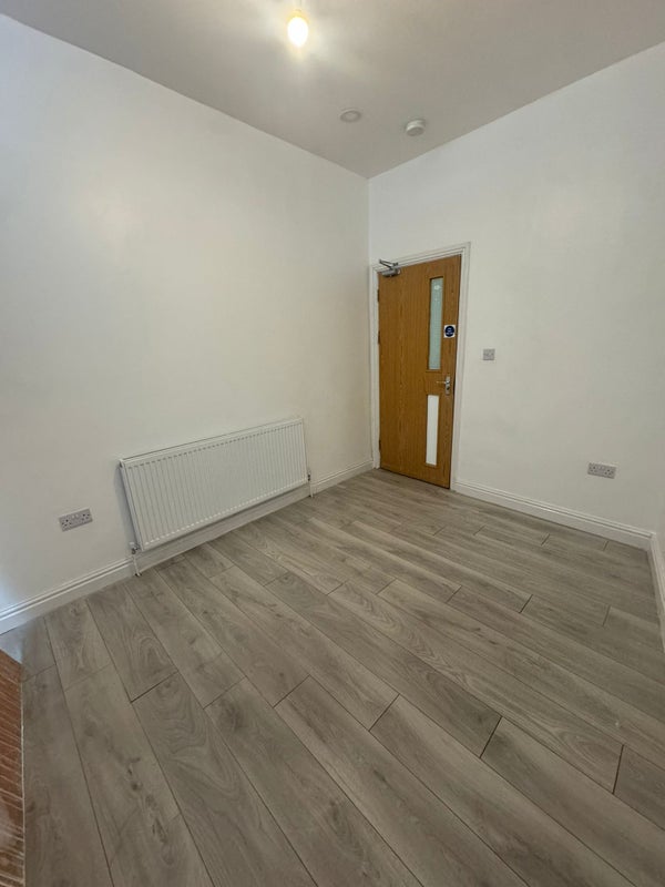 Photo 1: Room 1