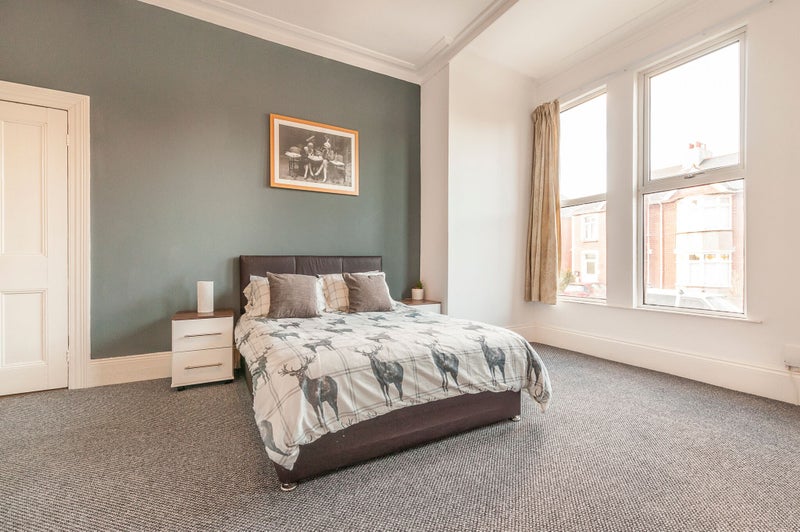 Photo 1: Bedroom 1