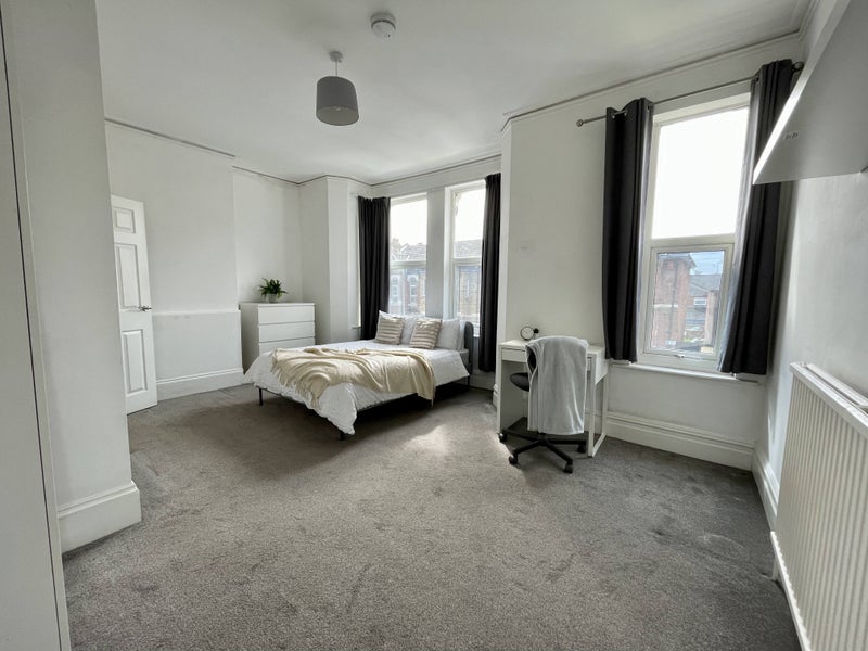 Photo 1: Room 4 w/ Ensuite