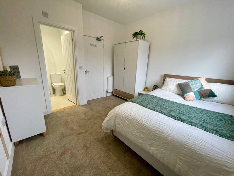 Photo 1: Room 3 w/ Ensuite