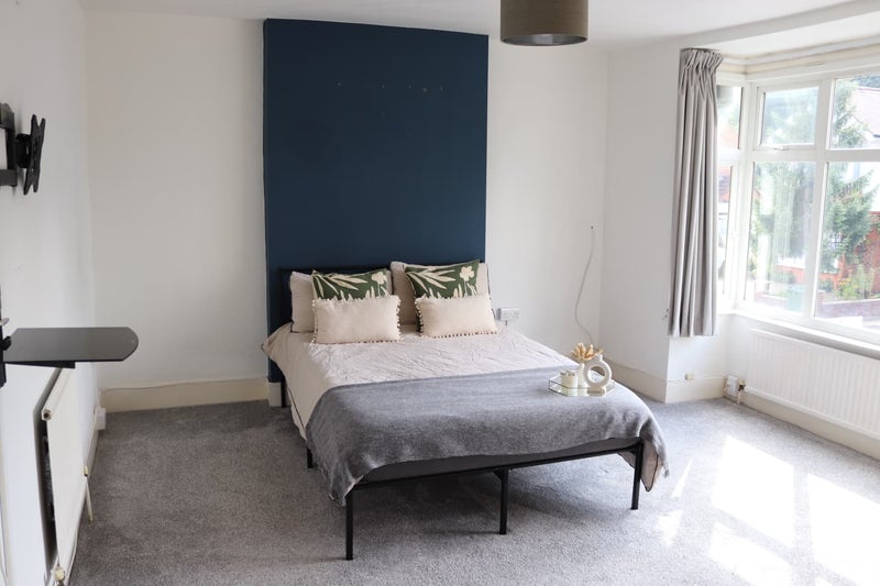 Photo 1: Bedroom 