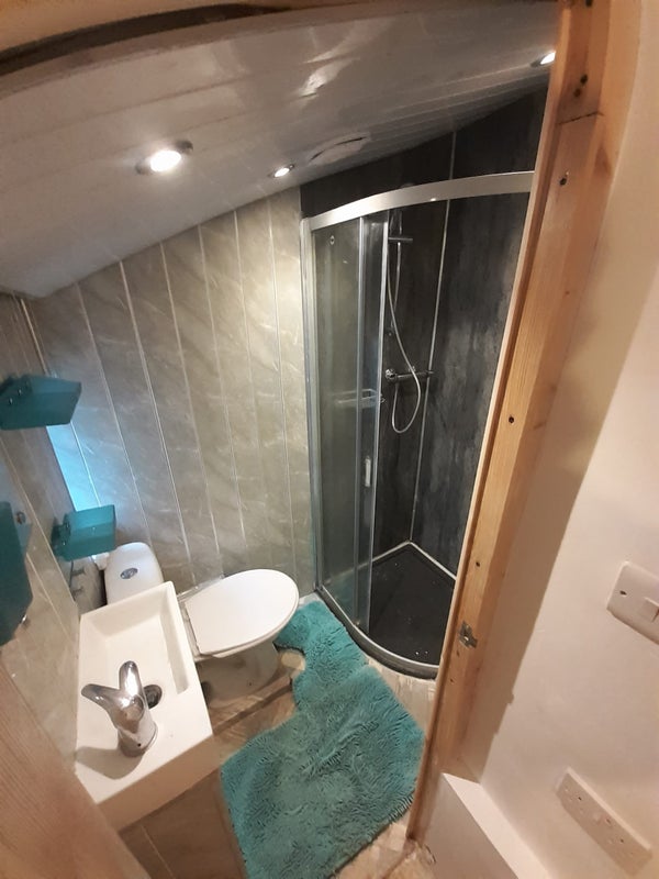 Photo 1: Smaller middle room en-suite