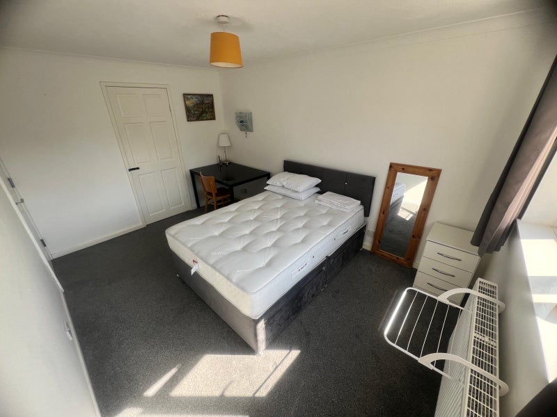 Photo 1: Double bedroom 