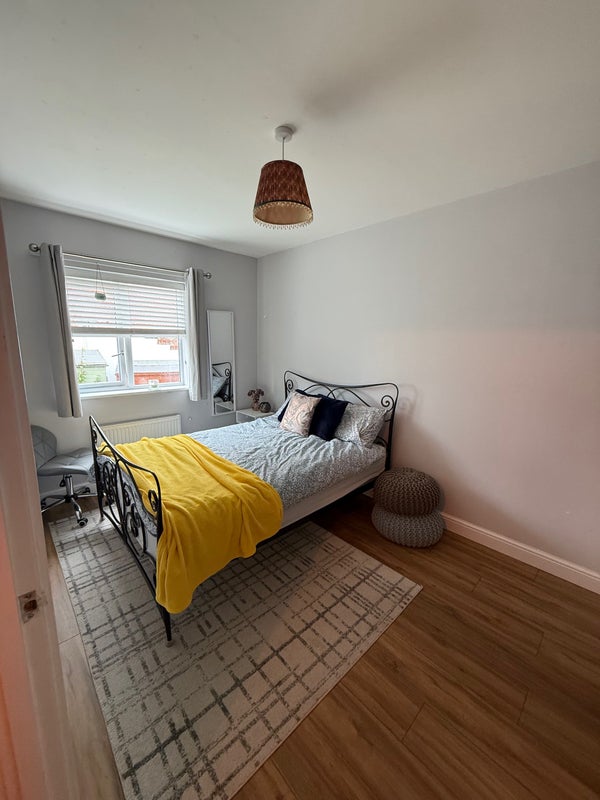 Photo 1: Double bedroom 