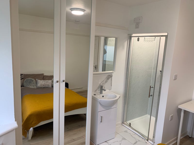 Photo 1: Large ensuite room...