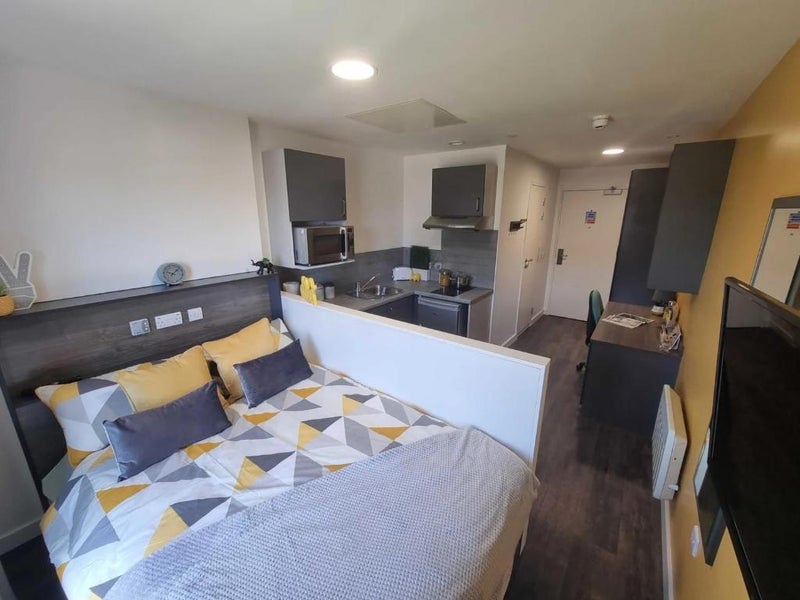 Photo 1: Double Bed