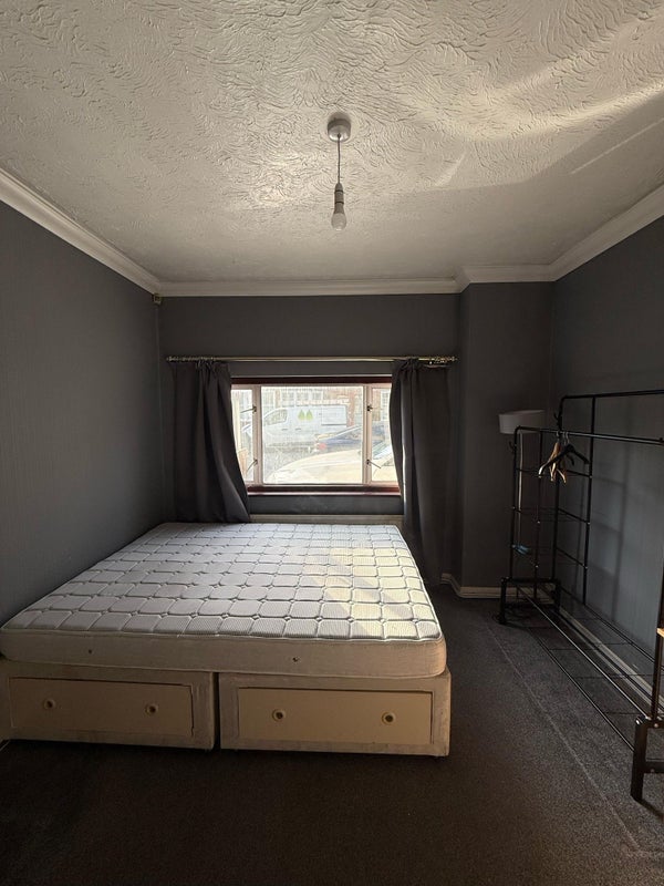 Photo 1: Bedroom