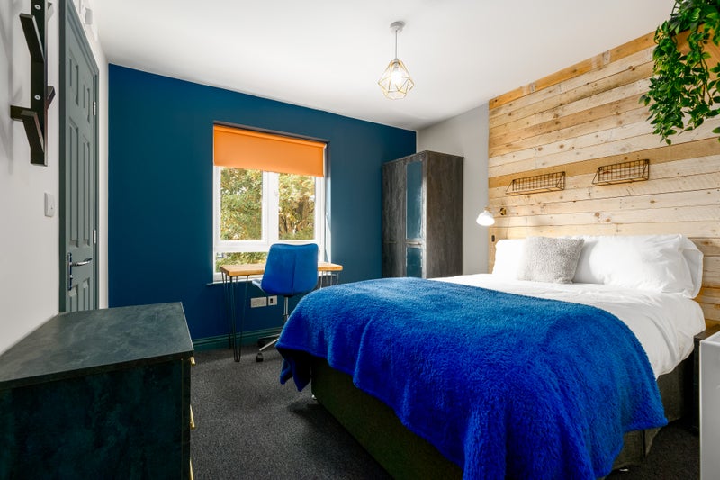 Photo 1: Room 4