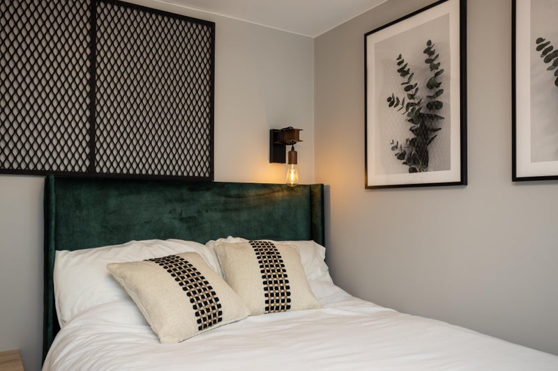 Photo 1: Room 1 - Double Ensuite