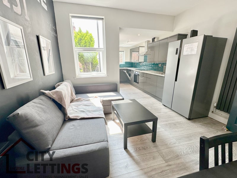 Photo 1: Open plan living/ kitchen space