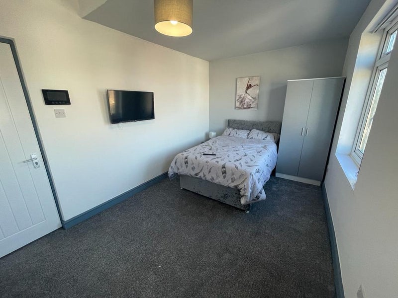 Photo 1: Room 6