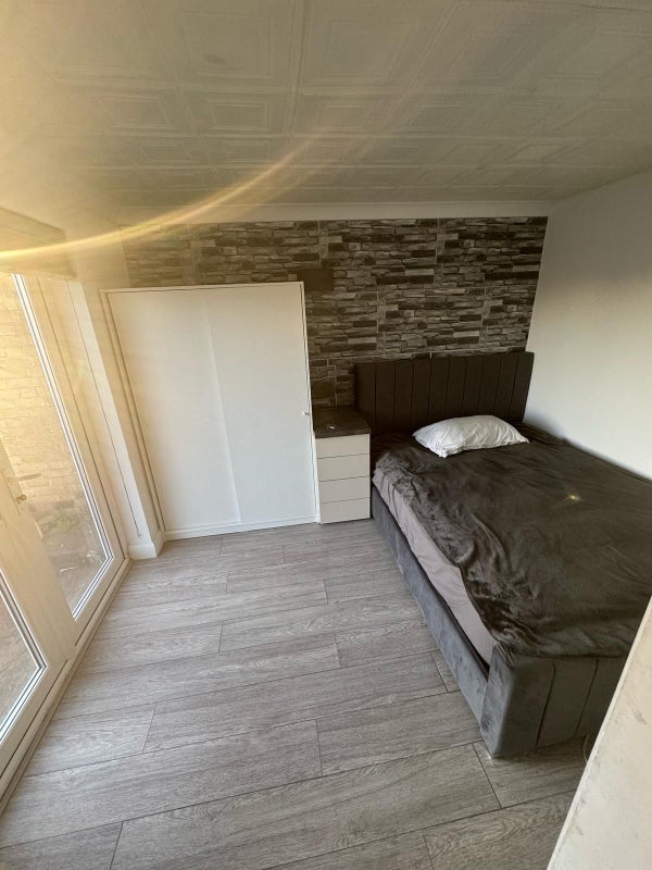 Photo 1: £800 single person with access to the garden