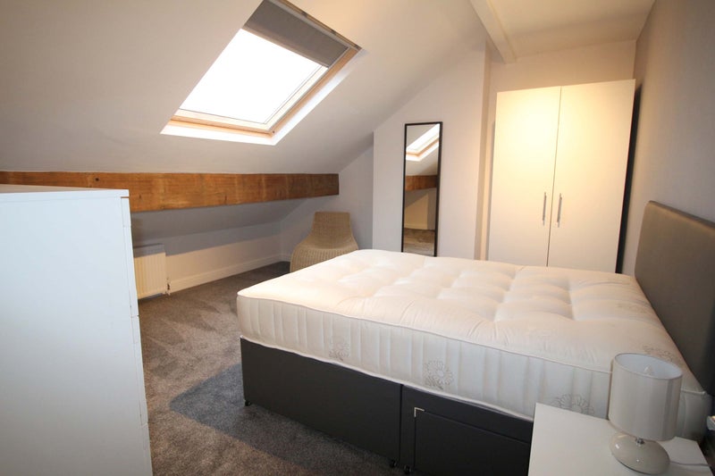 Photo 1: Room 4