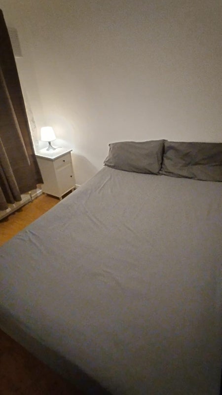 Photo 1: Spacious single room with double bed