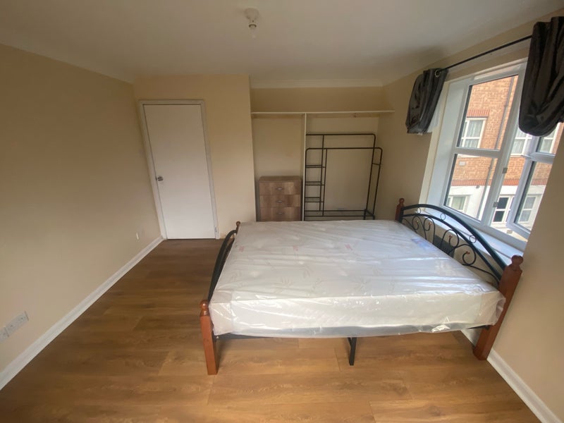 Photo 1: Large room