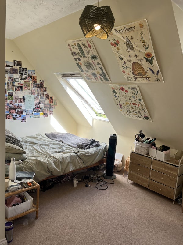 Photo 1: Top floor spacious double room 