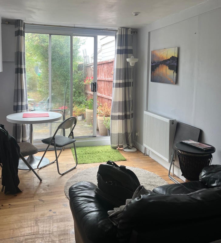 Photo 1: Studio room