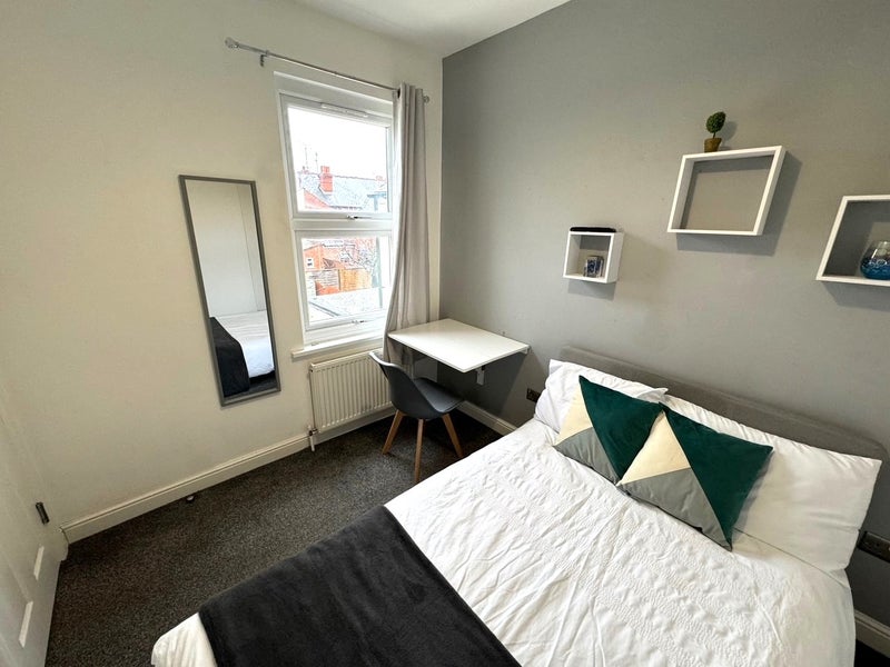 Photo 1: Room 4