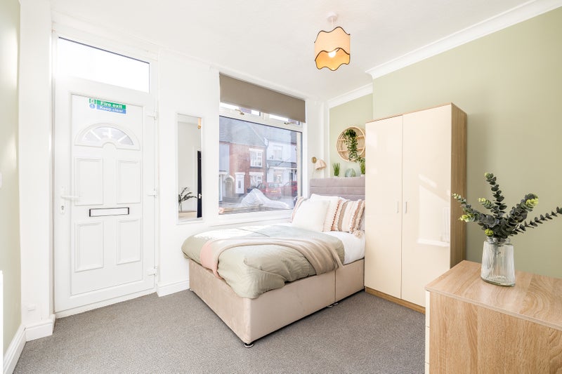 Photo 1: Room 1 - Available