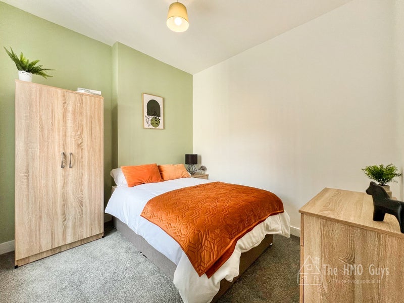 Photo 1: Bedroom 4