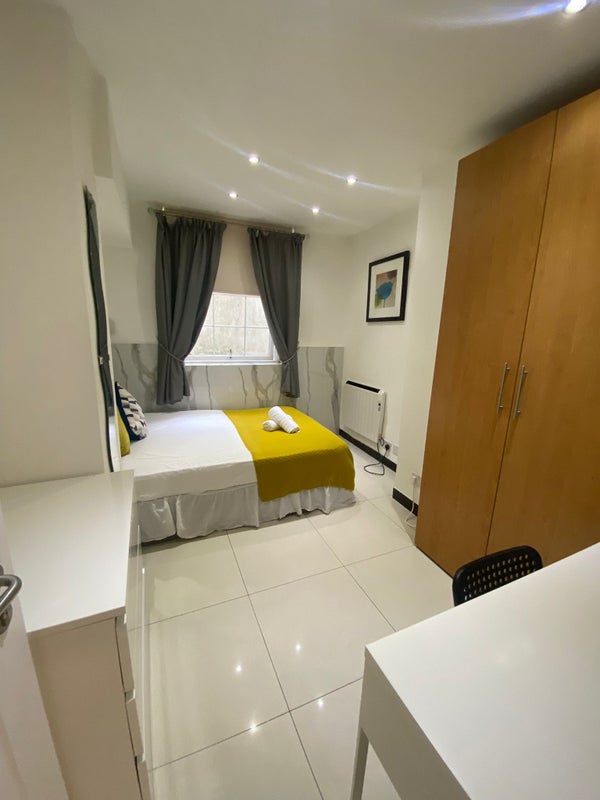 Photo 1: Room 1