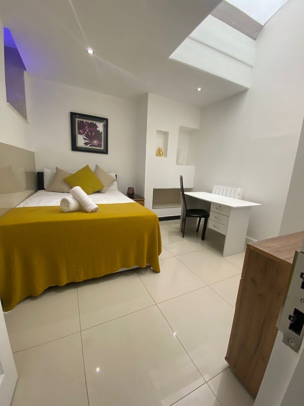 Photo 1: Room 2