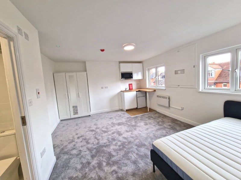 Photo 1: Studio E En Suite