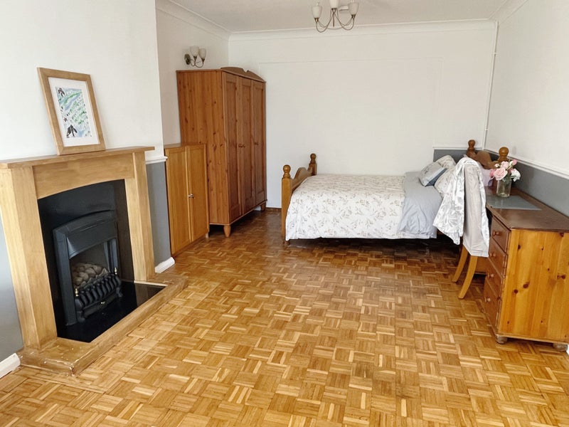 Photo 1: room 1