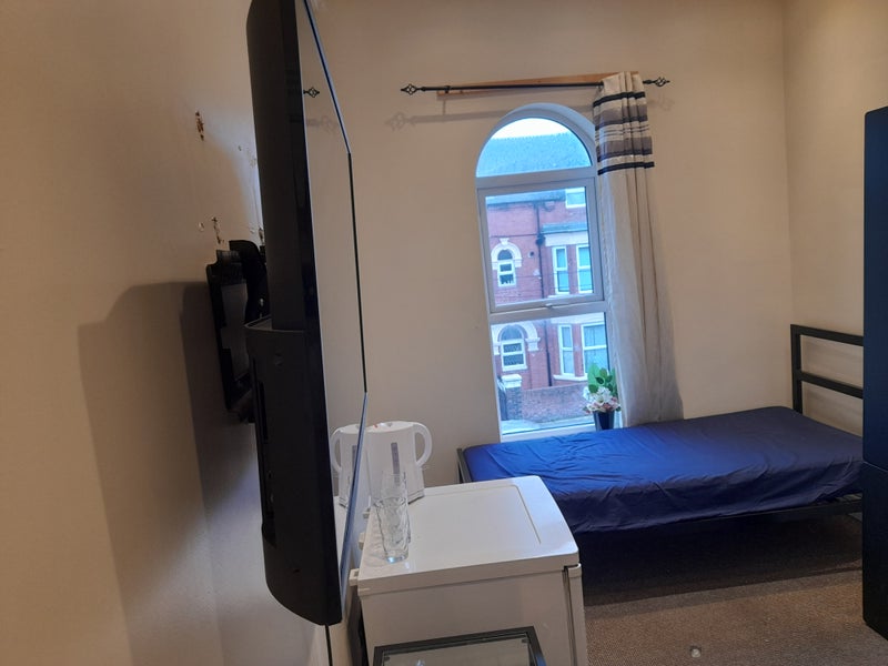 Photo 1: Single + Ensuite + + Fridge + Smart TV