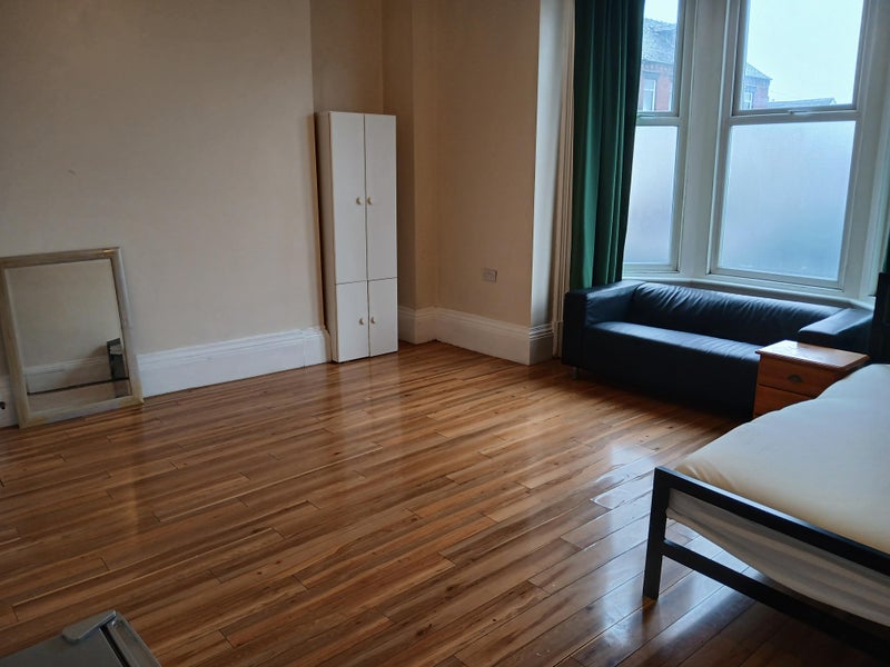 Photo 1: Double + Sofa + Smart TV + Fridge