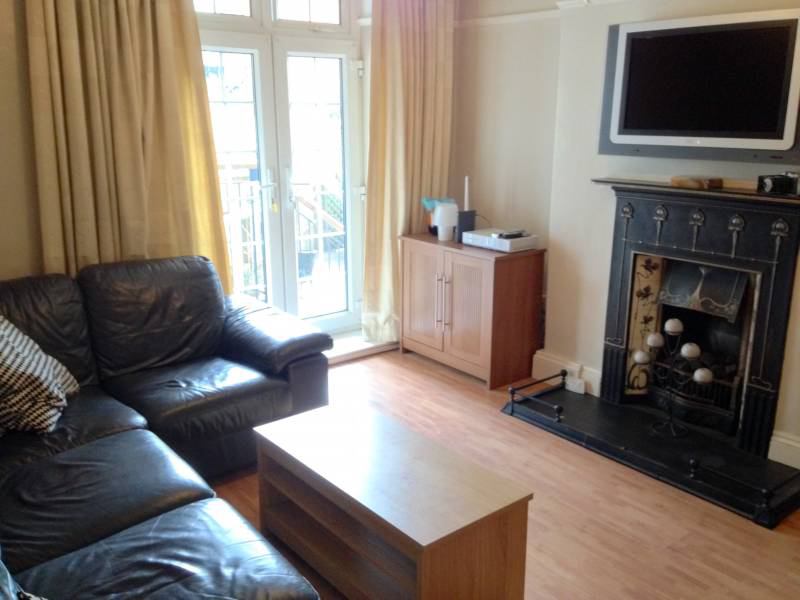Photo 1: Lounge