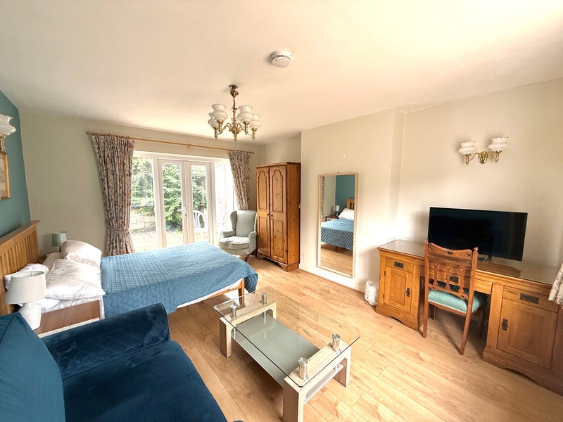 Photo 1: Room 1