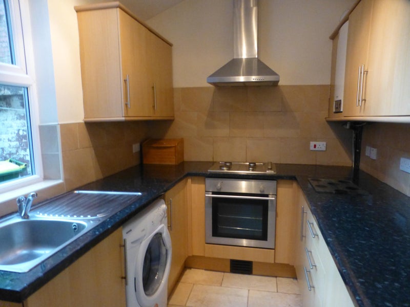 Photo 1: kitchen